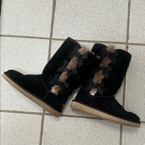 Ugg-Black Suede Boots with Fur Trim